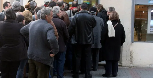 Ουρές συνταξιούχων στις τράπεζες για το έκτακτο βοήθημα (Φωτό+Βίντεο)