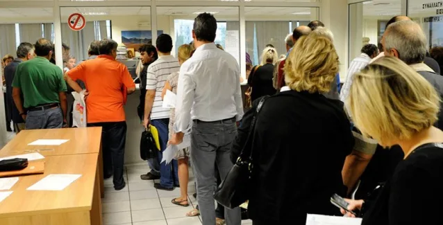 Κλείνουν κατά χιλιάδες τα «μπλοκάκια» – Τετραπλάσιες οι εισφορές που καλούνται να πληρώσουν