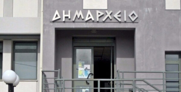 «Παράθυρο» για μονιμοποιήσεις και αυξήσεις μισθών σε συμβασιούχους των δήμων από την κυβέρνηση με νυχτερινή “ντροπολογία”