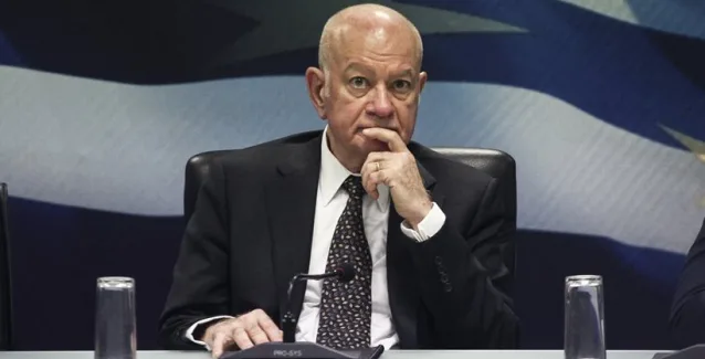 Στον δικό του κόσμο ο Παπαδημητρίου: Δεν ξέρω για μισθούς 200 ευρώ, ξέρω πως η ανεργία μειώνεται και ξεκίνησε η ανάπτυξη