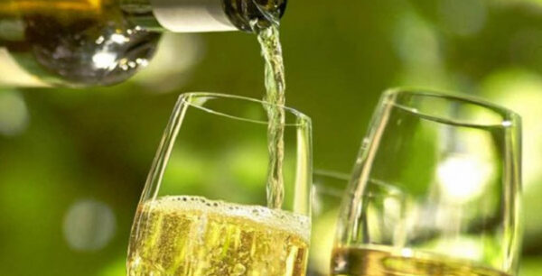 Μελάνωμα: Πώς το λευκό κρασί σχετίζεται με επιθετική μορφή καρκίνου του δέρματος!