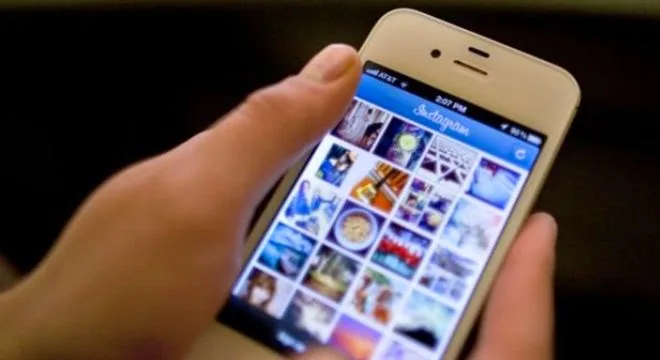 ΔΕΙΤΕ γιατί δεν πρέπει ποτέ να αφήνετε το κινητό σας πάνω στο τραπέζι!