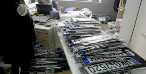 Πώς και μέχρι πότε μπορείτε να καταθέσετε τις πινακίδες κυκλοφορίας ΙΧ στην εφορία