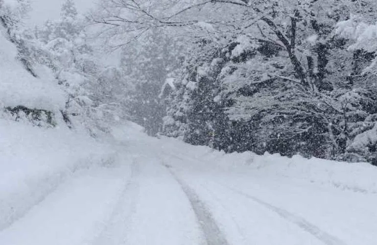 Υποχωρούν τα χιόνια, στην κατάψυξη ο Έβρος, παγετός παντού. Η κατάσταση στους δρόμους