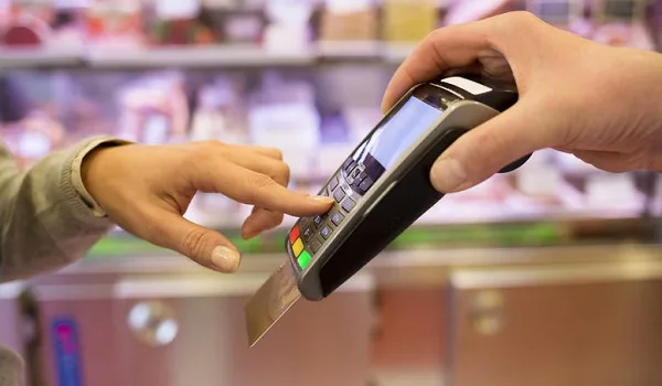 Οι αλλαγές στο νομοσχέδιο για το πλαστικό χρήμα