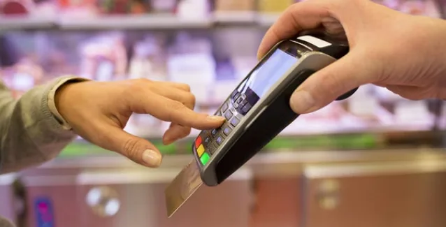 Πώς θα χτίσετε το αφορολόγητο – Ποιες δαπάνες θα πρέπει να γίνονται με πλαστικό χρήμα