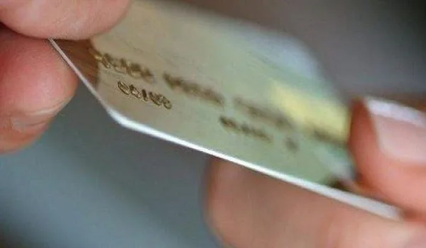 Οι παγίδες που κρύβει το υποχρεωτικό πλαστικό χρήμα