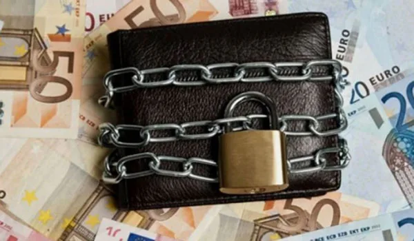 Εφορία: Μπαράζ κατασχέσεων σε όσους χρωστούν έως 3.000 ευρώ!