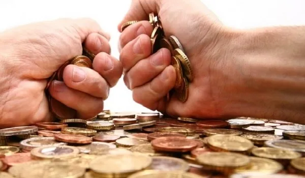 Χιλιάδες κατασχέσεις από την εφορία