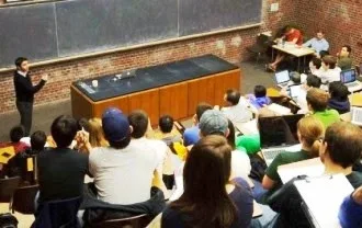 Μάθημα ζωής! – Ένας καθηγητής μπαίνει στην τάξη και….