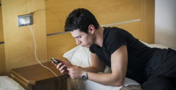 Γιατί δεν πρέπει να κοιμόμαστε με το κινητό δίπλα στο κρεβάτι