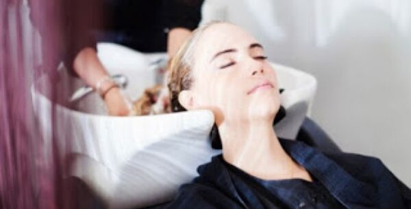 Δείτε τι μπορεί να πάθει κανείς από το λούσιμο στο κομμωτήριο