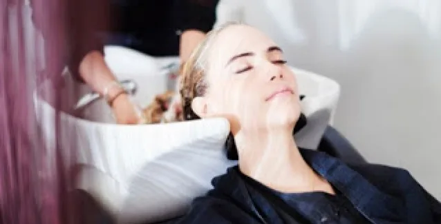 Δείτε τι μπορεί να πάθει κανείς από το λούσιμο στο κομμωτήριο