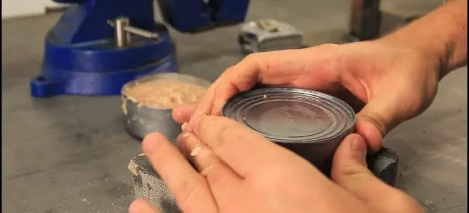 Απίστευτο κόλπο: Πώς να ανοίξετε μια κονσέρβα με τα… χέρια και δίχως ανοιχτήρι (video)