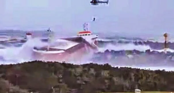 ΑΠΙΣΤΕΥΤΟ VIDEO ΣΟΚ: Πλοίο σπάει στη μέση ενώ παλεύει με τεράστια κύματα…