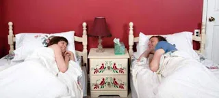 Ζευγάρι: Eίναι σωστό να κοιμάται σε διαφορετικά κρεβάτια;