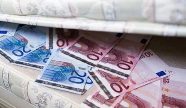 Με αναλήψεις από τα… στρώματα πλήρωσαν τους φόρους οι Έλληνες