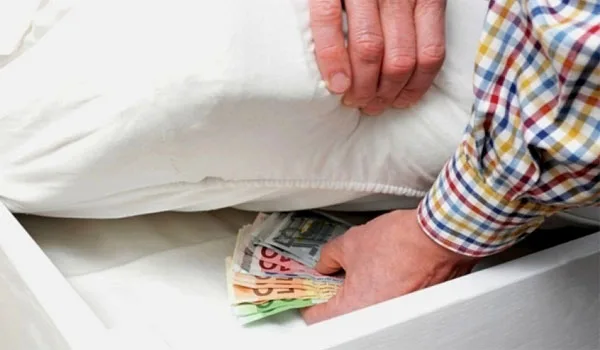 Τα λεφτά από τα στρώματα και οι χρυσές λύρες στο πόθεν έσχες