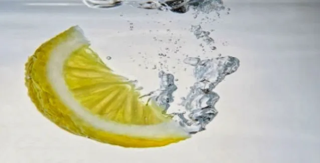 Δεν φαντάζεστε πόσα σας προσφέρει το νερό με λεμόνι