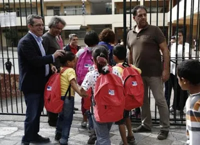 Ο Γενικός Γραμματέας του Υπουργείου Παιδείας Γ. Παντής υποδέχεται τα προσφυγόπουλα στο 72ο Δημοτικό Σχολειό του Δήμου Αθηναίων