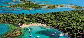 Οι Σεϋχέλλες της Ελλάδας: Τα άγνωστα νησάκια με τα τιρκουάζ νερά, 1,5 ώρα από την Αθήνα