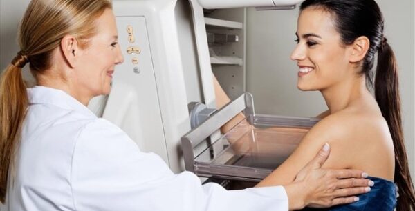 Όλες οι γυναίκες άνω των 40 ετών πρέπει να κάνουν μαστογραφία σε ετήσια βάση