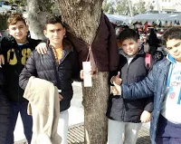 Μαθητές κρέμασαν ζεστά ρούχα στα δέντρα για τους άστεγους