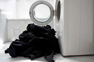 Αυτό είναι τo μυστικό για να μην ξεβάφουν τα μαύρα σας ρούχα!