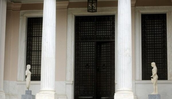 Τρία νέα υπουργεία συστήνει η κυβέρνηση