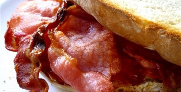 Το επεξεργασμένο κρέας προκαλεί καρκίνο, σύμφωνα με τον ΠΟΥ