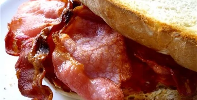 Το επεξεργασμένο κρέας προκαλεί καρκίνο, σύμφωνα με τον ΠΟΥ