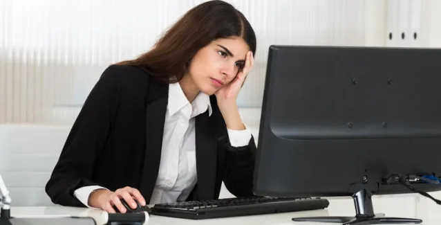 Ανεξήγητη εξάντληση αισθάνονται πέντε στους δέκα Έλληνες εργαζόμενους