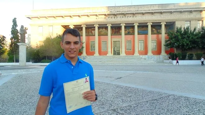 Βάσεις 2015: Αριστούχος με εισιτήριο στη Νομική και διαβατήριο μακριά από την ‘Καμμένη Γη’