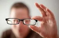 Μεγαλύτερος ο κίνδυνος μυωπίας όσο πιο μορφωμένος είναι κανείς