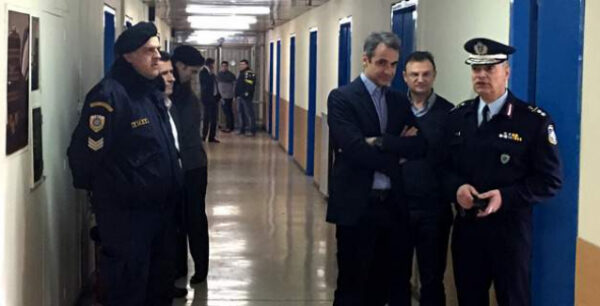 Αιφνιδιαστική επίσκεψη Μητσοτάκη στα ΜΑΤ