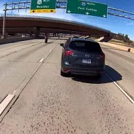 Μοτοσικλετιστής κατέγραψε την σύγκρουσή του με αυτοκίνητο ενώ έτρεχε με 225 χλμ/ώρα