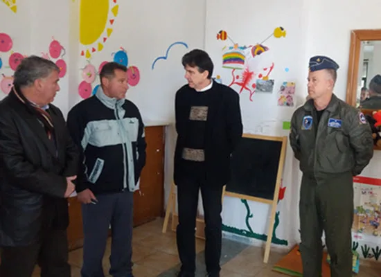 O Υφυπουργός Παιδείας Δημήτρης Μπαξεβανάκης στο κέντρο φιλοξενίας προσφύγων Ηλείας