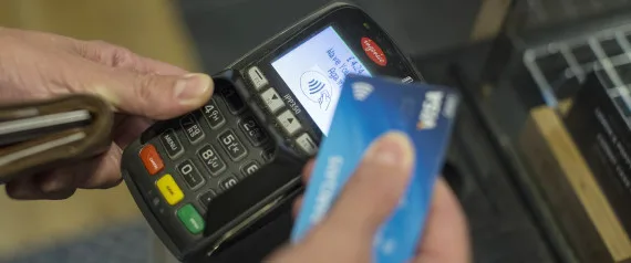 Νέα μέθοδος κλοπής χρημάτων από κάρτες! Πώς μπορεί κάποιος να «τραβήξει» χρήματα χωρίς να το καταλάβετε!