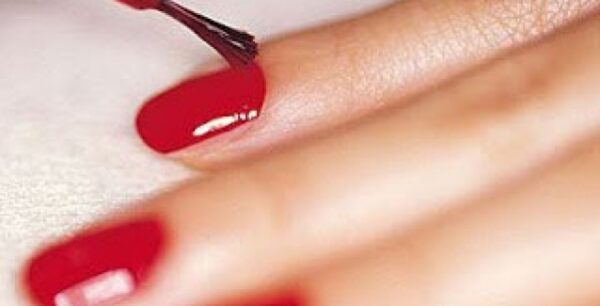 Σταμάτα να βάφεις τα νύχια σου, παχαίνεις!