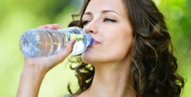 Τι παθαίνουμε αν δεν πίνουμε αρκετό νερό