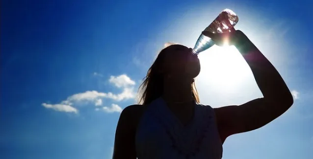 Γιατί δεν πρέπει να πίνετε νερό από πλαστικά μπουκάλια εκτεθειμένα στη ζέστη