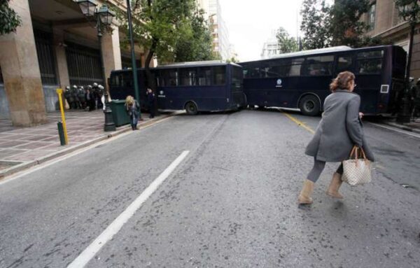 Η αστυνομία θυροκολλεί την απαγόρευση των συγκεντρώσεων στα γραφεία πολιτικών οργανώσεων!