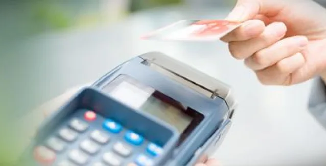 Πρόστιμο 1.000 ευρώ σε επιχειρήσεις που δεν έχουν πινακίδες για POS