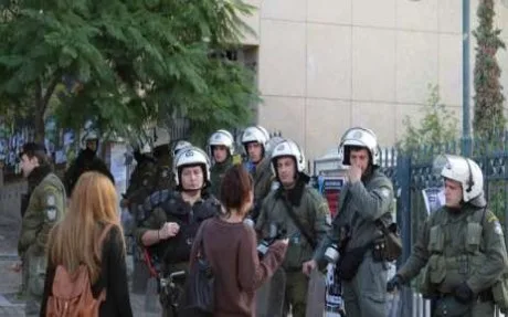 Αστυνομικοί έχουν περικυκλώσει τη Νομική: Ένταση με φοιτητές