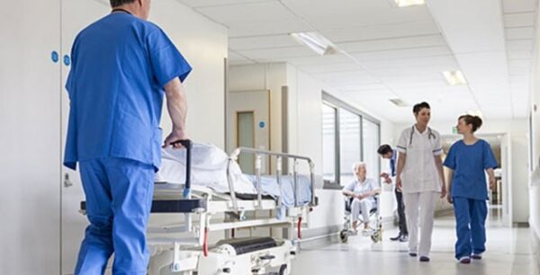 Οι νοσηλευτές χαρακτηρίζουν «πρόχειρη» και «επικίνδυνη» τη ρύθμιση για προσλήψεις οδηγών στο ΕΚΑΒ