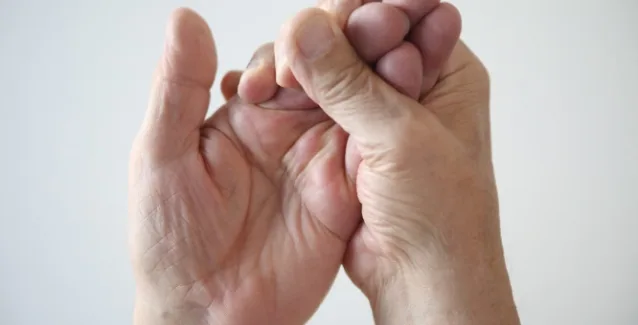 Μούδιασαν τα δάχτυλά σας;  Ποιες σοβαρές παθήσεις μπορεί να κρύβει