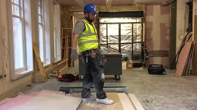 Ο μάστορας και το «μαγικό» σφυρί (Video)