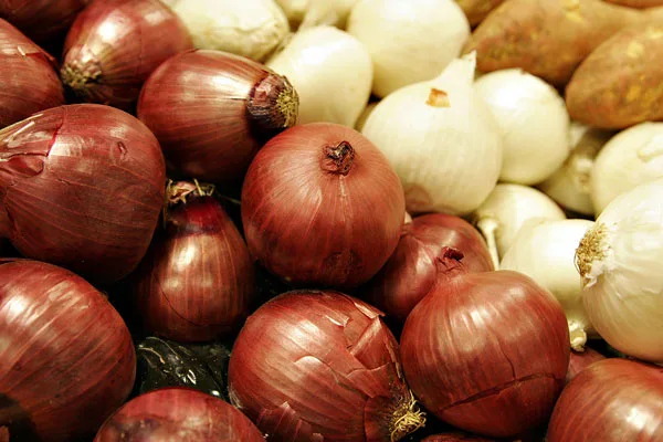 Γιατί κλαίμε όταν κόβουμε κρεμμύδια και τι μπορούμε να κάνουμε;