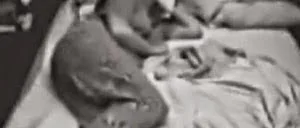 Τοποθέτησαν μια κάμερα σε ένα δωμάτιο όπου μια μητέρα κοιμάται με το μωρό της. ΑΥΤΟ ΠΟΥ ΘΑ ΔΕΙΤΕ ΘΑ ΣΑΣ ΣΟΚΑΡΕΙ