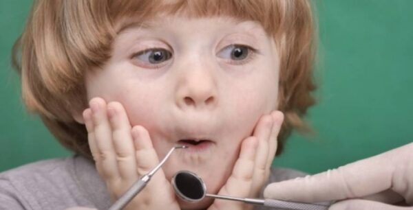 Δείτε τι προκαλεί η ζάχαρη στα παιδικά δόντια – Σοκαριστικές εικόνες